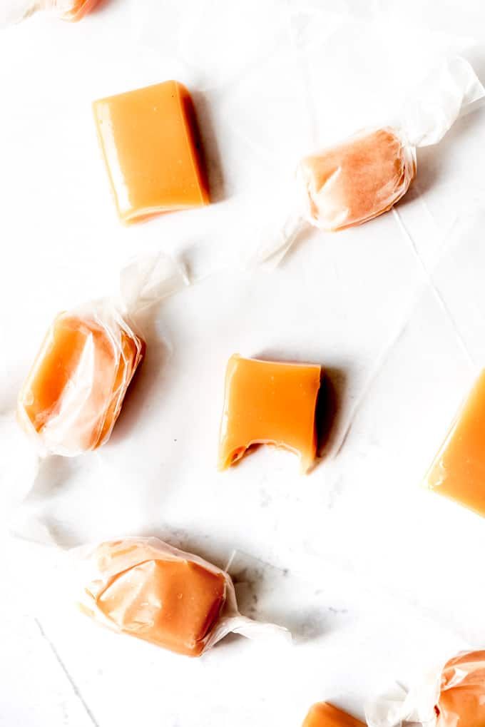These Easy Homemade Cream Caramels are soft and chewy and buttery and oh so much fun to make! One batch makes a lot and they are an absolutely wonderful treat to share with friends and neighbors at Christmas or anytime! #caramels #chewy #candy #soft #salted #recipe #easy #Christmas #homemade #cream Homemade Caramel Recipes, Caramel Recipe Easy, Vegan Caramel, Caramel Candy, Homemade Candies, Easy Homemade, Soft Caramels Recipe, Christmas Food
