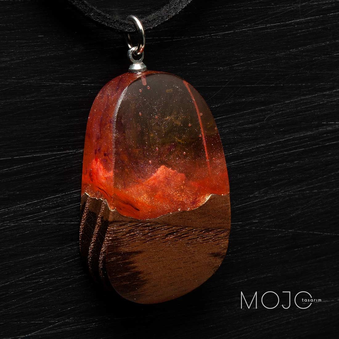 Ahşap kısmında dişbudak ağacı kullanılan "Epoksi" kolyenin "reçine" bölümünde kırmızı yıldız tozu bulunmaktadır. #epoksi #epoxy #reçine #resin #necklace #sanat #art #kolye #takı #jewelry #mücevher #moda #artjewelry #jewelrydesign #takıtasarım #woodepoxy #flowerjewelry #trend #tasarım #aksesuar #özeltasarım #özeltakı #reçinekursu Christmas Bulbs, Pendant Necklace, Holiday Decor, Instagram, Jewelry, Jewlery, Christmas Light Bulbs, Jewerly, Schmuck
