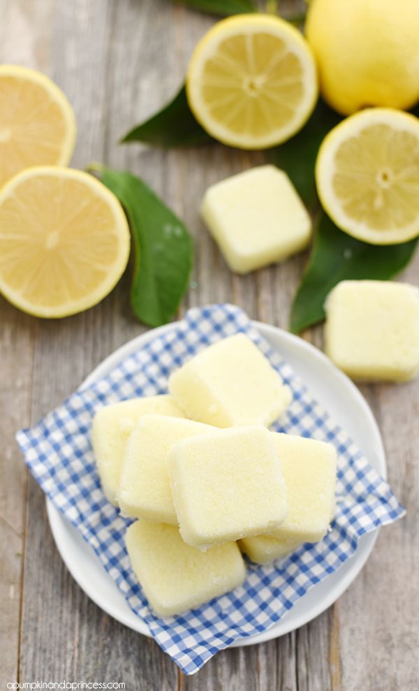 DIY Lemon Sugar Scrub Cubes - revitalize skin and replenish moisture with this easy DIY sugar scrub cube recipe. They also make great handmade gift ideas! Diy Sugar Scrub Cubes, Lemon Sugar Scrub, Sugar Scrub Recipe, Diy Body Scrub, Diy Scrub, Homemade Scrub, Diy Beauty Recipes, Homemade Beauty, Beauty Ideas