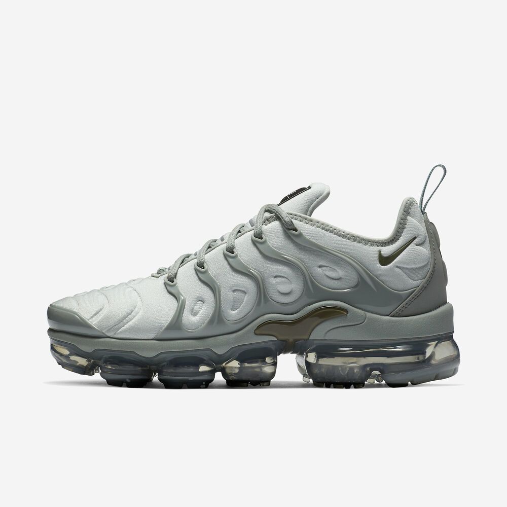 vapormax plus women's black and white