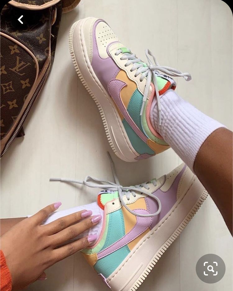 Je m'appelle Chloé je rejoins mon frère (Chase) a L.A et enfin revoir… #romandamour # Roman d'Amour # amreading # books # wattpad Dr Shoes, Cute Nike Shoes, Cute Sneakers, Swag Shoes, Hype Shoes, Me Too Shoes, Shoes Sneakers, Veja Sneakers, Gucci Sneakers