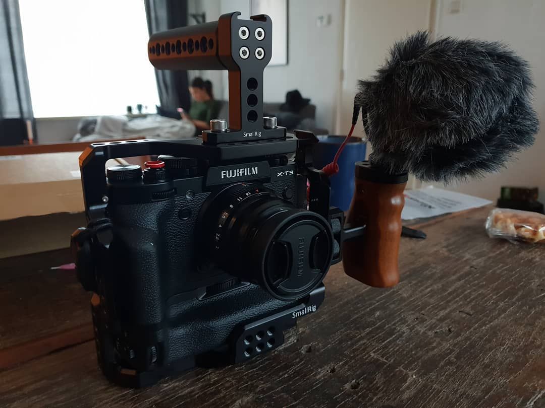 SmallRig Cage for Fujifilm X-T3 Camera with Battery Grip 2229 is a form-fitted cage which is designed to provide all-around protection and mounting options for camera. Fujifilm X-T3 Camera cage, X-T3 Camera cage, X-T3 cage, X-T3 cage with battery grip Camera Rig, Cool Backpacks, Best Camera, Camera Accessories, Dslr, Fujifilm, Rigs, Battery, Minimalist