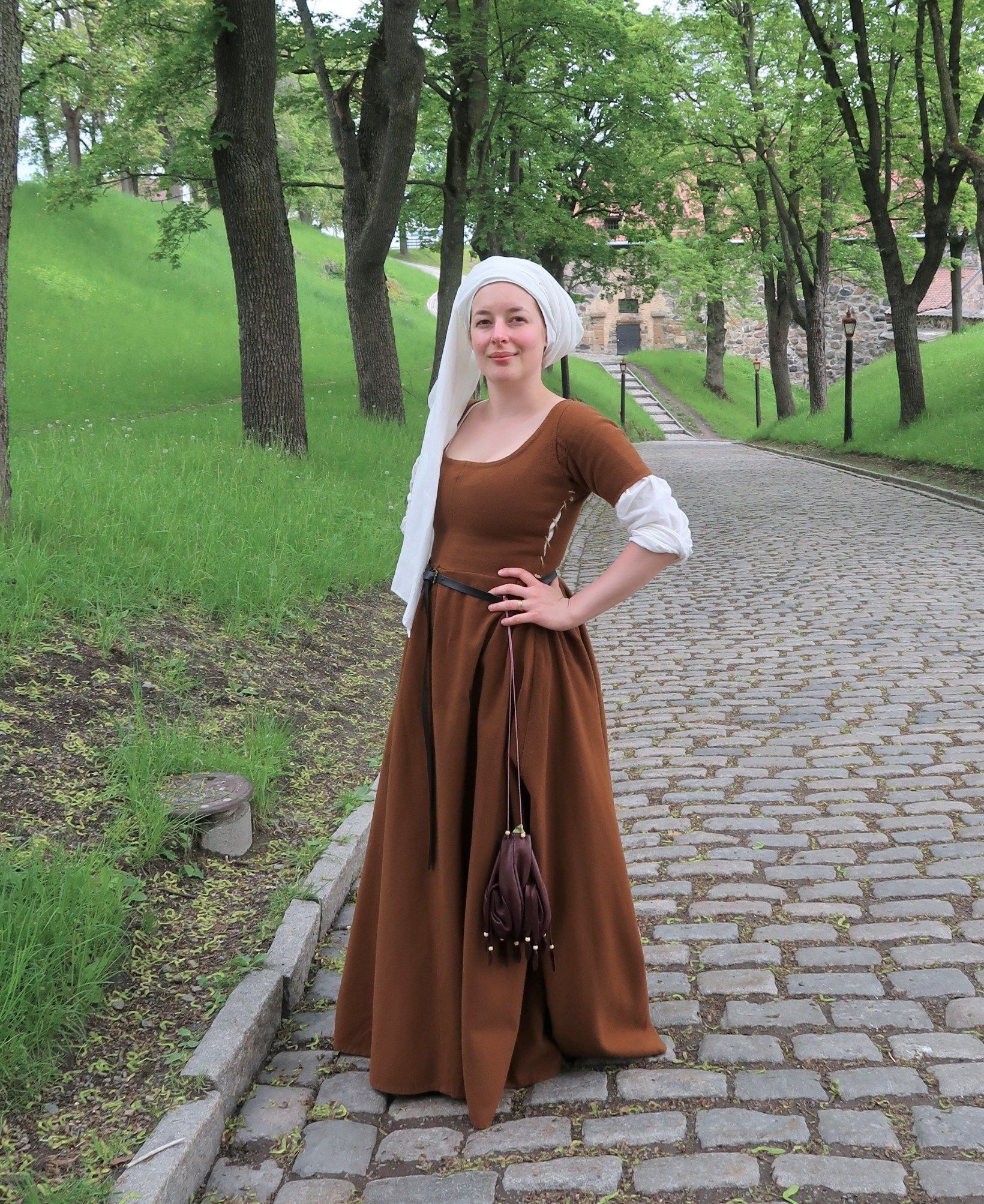Working kirtle for the 15th century woman | HANDCRAFTED HISTORY Medieval Garb, Medieval Woman, Medieval Clothes, Renaissance Costume, Medieval Costume, 15 Century Dress, 15th Century Fashion, 15th Century Clothing, 14th Century