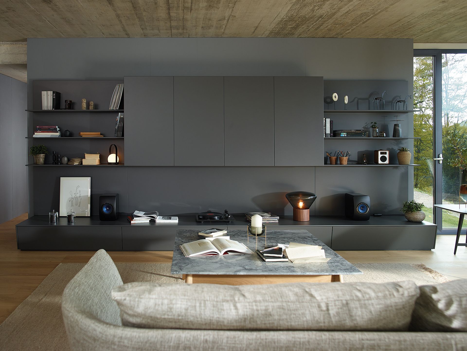SANTOS LIVING | Nuestro nuevo sistema de amueblamiento modular está pensado para crear una atmósfera equilibrada y coherente en todas las estancias del hogar. Trasladamos así a salones, comedores, estudios y recibidores la filosofía que siempre nos ha guiado: el diseño de muebles estéticos y funcionales. Canapé Design, Tapis Design, Home Staging, Nook Architects, Houzz, Decoration, Contemporary House, Conference Room, Kitchen Cabinets
