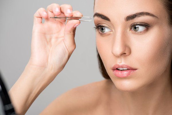 Want gorgeous, thick, and natural eyebrows your friends will envy? We're sharing 14 eyebrow hacks every girl should know, and you don't want to miss out! Best Eyebrow Makeup, Eyebrow Hacks, Best Eyebrow Products, Eyebrow Pencil, Flawless Makeup, Gorgeous Makeup, Natural Eyebrows, Natural Eye Makeup, Good Eyebrows
