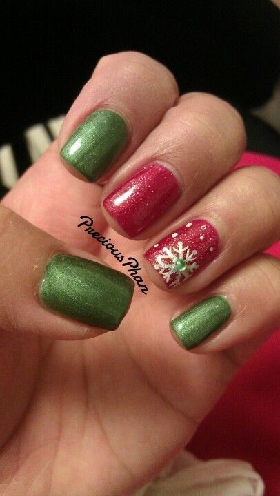 Red and Green Snowflake Manicure in 2020 | Green nails ...