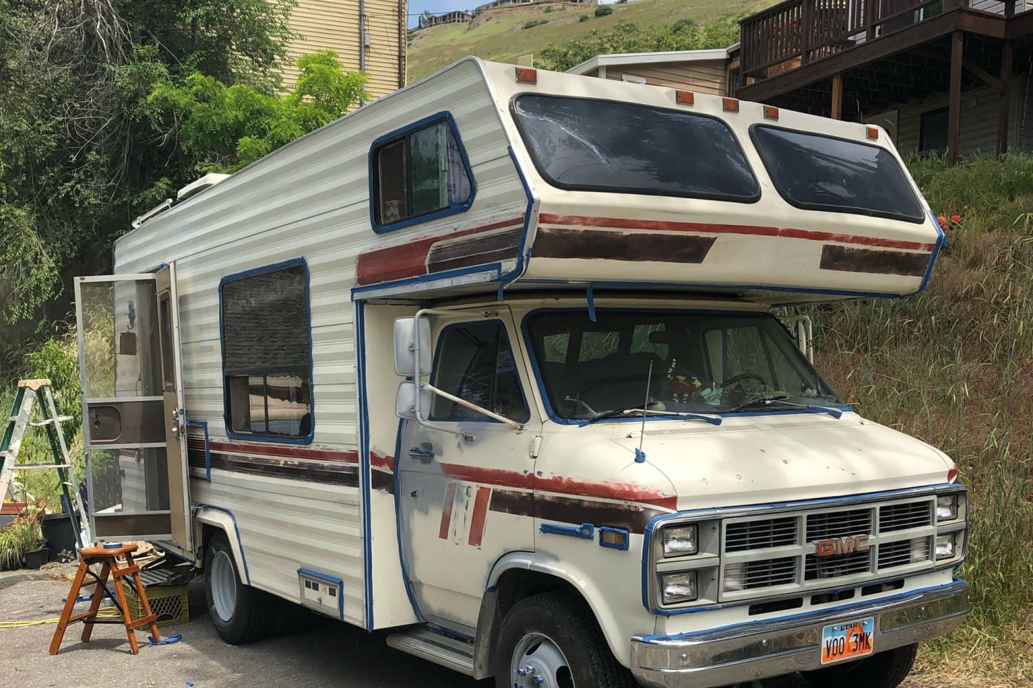 This vintage RV has been torn down, fixed back up, and glittered, dangled, and frocked within an inch of its life. We promise you've never seen a mobile home makeover quite like this. Bus Motorhome, Vintage Motorhome, Motorhome Interior, Rv Motorhomes, Motorhomes For Sale, Vintage Rv, Camper Interior, Vintage Trailer, Mobile Home Makeover