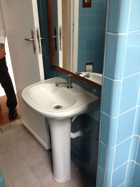 Soluções de decoração para apartamento alugado Sink, Home Decor, Old Bathrooms, Old Apartments, Toilet Ideas, Renting, Home, Tiles, Bathroom Sinks