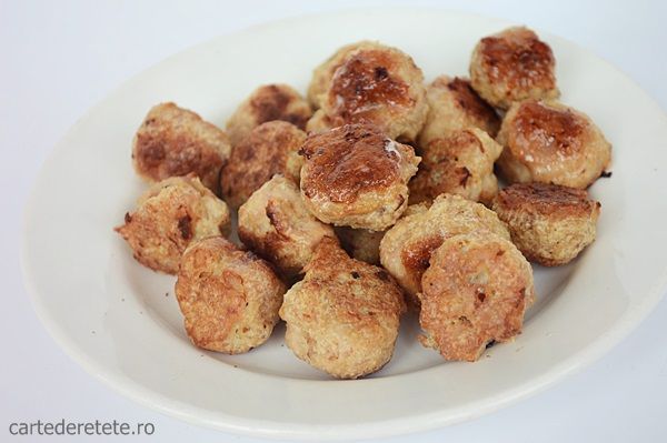 Chiftele de pui la cuptor este o reteta perfecta pentru cei care vor sa evite mancarea prajita. Nici nu aveti nevoie de multe ingrediente pentru a prepara chiftele de pui la cuptor si bineinteles ca puteti adauga si alte arome, dupa propriul gust. Meatballs, Ethnic Recipes, Food, Essen, Meals, Yemek, Eten