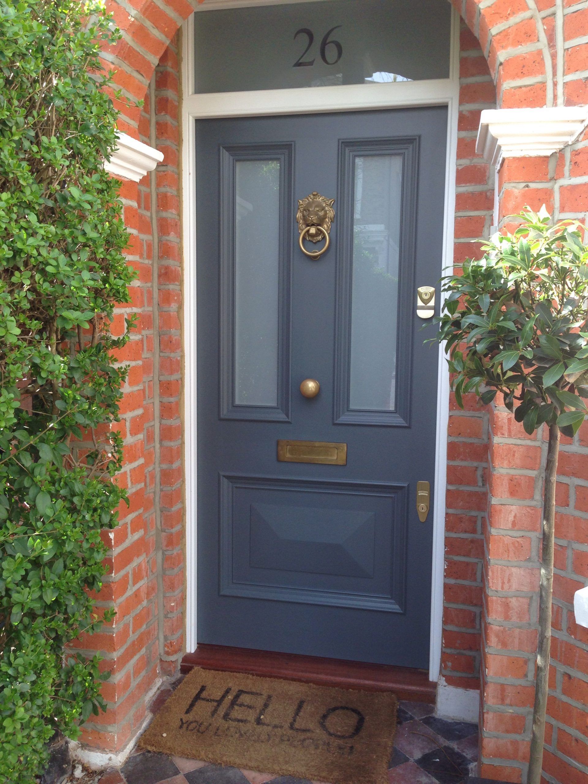 Gorgeous viktorianischen Haustür in Farrow & Ball ist die Downpipe mit Voysey & Jones Vintage Tür-Möbel #victorianfrontdoors
