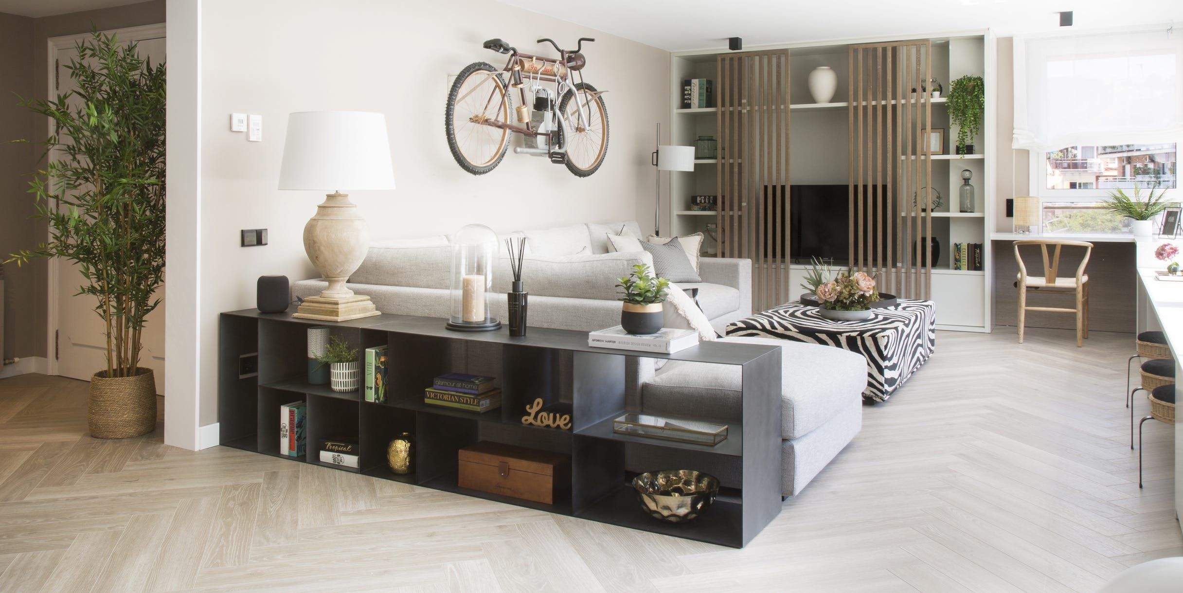 El color negro, junto al tono arena claro de las paredes y la madera de roble, da forma a una vivienda que rezuma luminosidad. Zara Home, Color Negra, Cabinet, Storage, Furniture, Home Decor, Shape, Banquettes, Small Condo