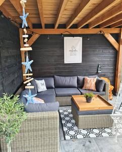 Bijgebouw met tuinkamer en sauna. Ook Hardenberg is weer een stijlvolle bijgebouw met tuinkamer en sauna rijker. Dit bijgebouw is volledig op maat gemaakt van duurzaam eerste klas eiken en larikshout. De geïntegreede tuinkamer is aan de voorzijde voorzien van vol-glazen schuifwanden met tochtborstels en beslag. De lamellen waar deze schuifdeuren achter lopen geven allure aan dit bijgebouw. Dit bijgebouw is aan de rechterzijde voorzien van een sauna. En aan de linkerzijde van een opslag schuur. Outdoor Sectional Sofa, Outdoor Furniture, Outdoor Decor, Patio, Gardening, Home Decor, Decoration Home, Room Decor, Lawn And Garden