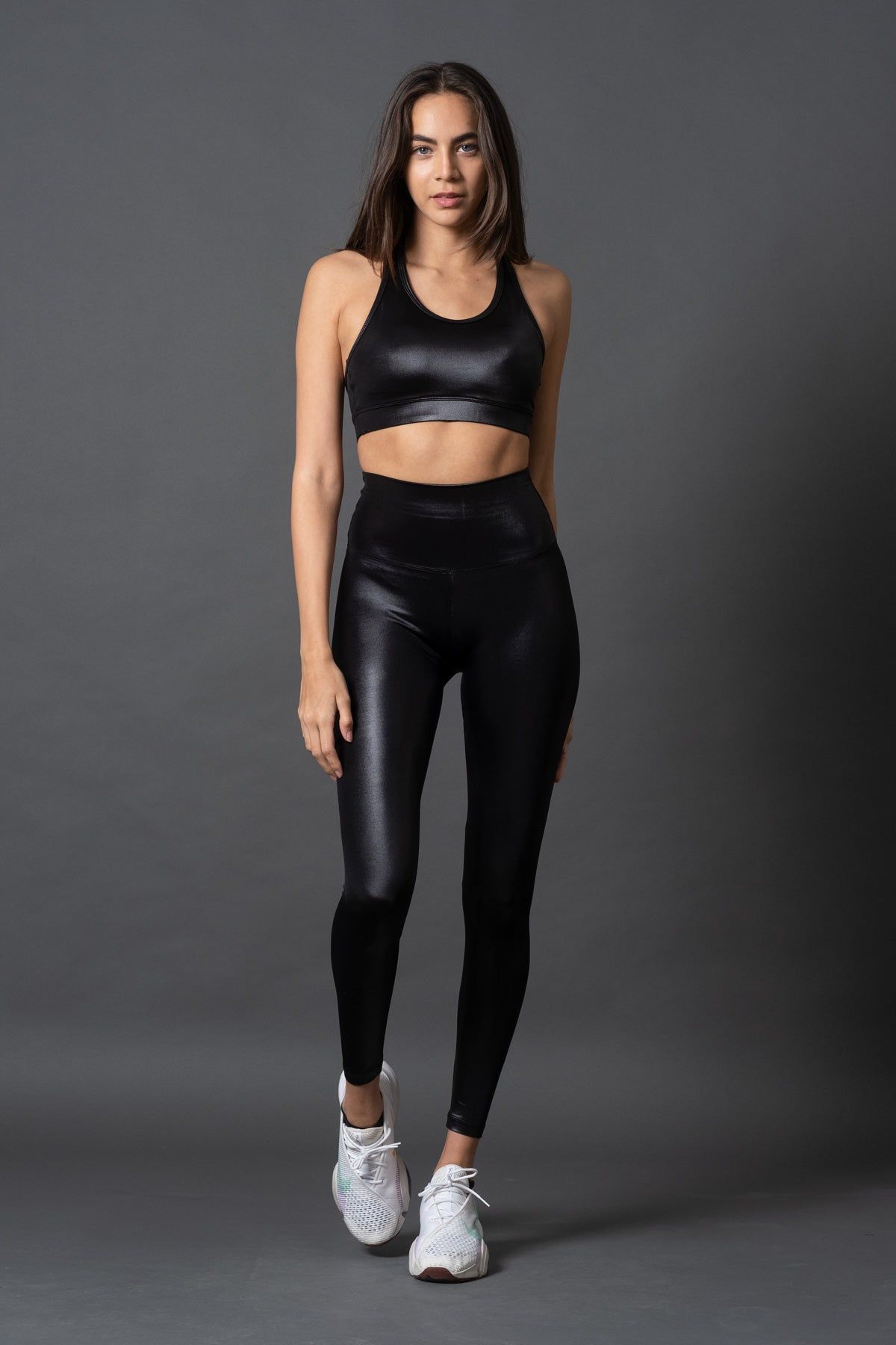 Leggings fabricados con tela metálica luminosa de tipo lustrosa que pertenecen a nuestra linea luxe The Collection. Agregan lujo a tu look y acentúan tu figura a la perfección. La increíble textura de la tela da el efecto WOW haciéndote ver súper elegante y alargando tus piernas. Diseñados para permitir una sesión de ejercicio productiva y verte increíble al mismo tiempo. Su pretina alta proporciona mayor compresión para un ajuste más cómodo. Hechos con Tecnología Active Dry que te mantiene seca Metallic Leggings, Xxs, Active Wear, Sporty, Instagram, How To Wear, Outfits, Collection, Blog