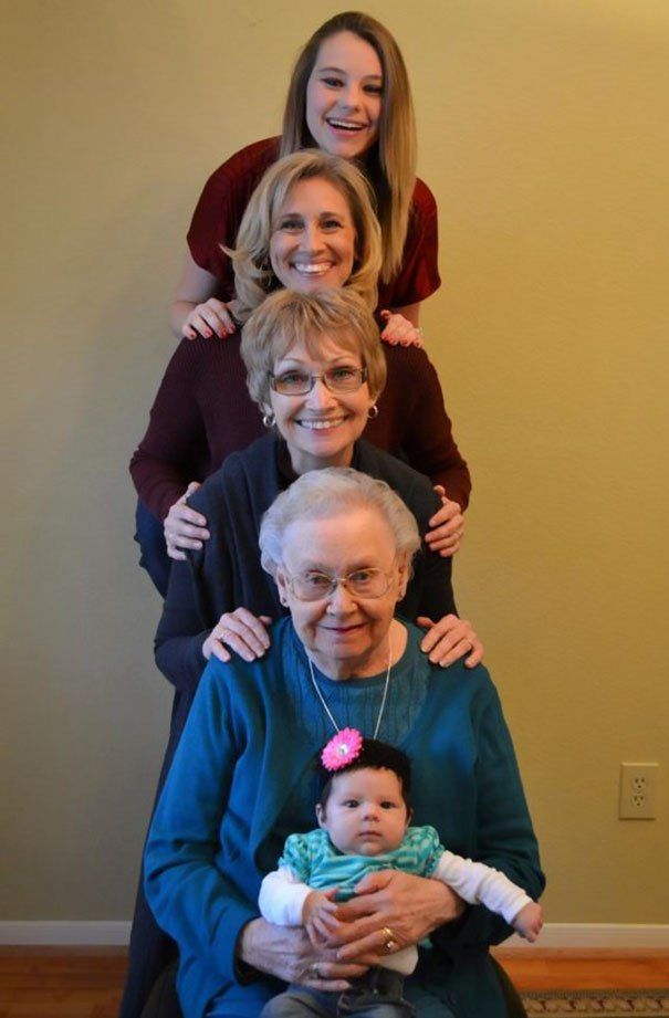 Retratos familiares que van a tocar tu alma | Imperdible!! – Magazine Poses Photo, Family Photo Pose, Family Posing, Picture Poses, Family Portraits, Family Photos, Photo 4 Générations, Four Generation Pictures, Family Generation Photography