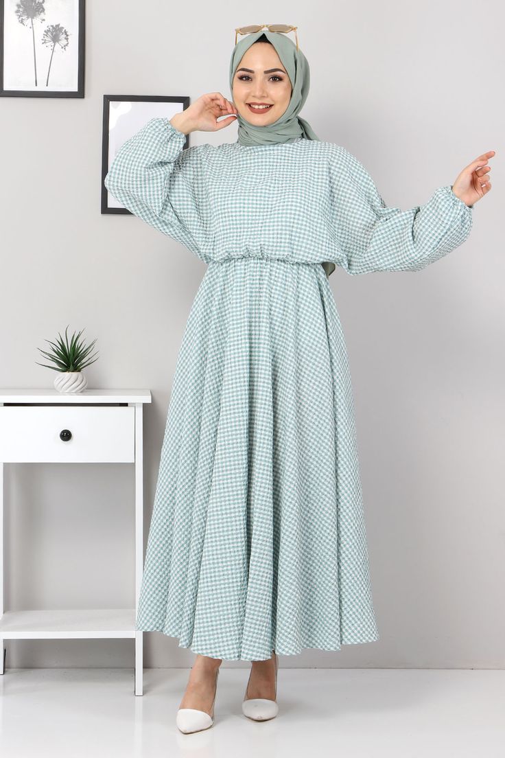 Yeni sezon Mevlana Elbise modelidir. Elbise kare desenli ve volanlıdır.Arkadan düğme ile kapanmaktadır.Kol uçları ve beli lastiklidir. Ürün renginde konsept çekimlerinden dolayı ton farklılığı olabilir. Hijabi Gowns, Hijab Dress, Casual Hijab Outfit, Hijabi Outfits, Girls Fashion Clothes, Girl Fashion, Fashion Outfits, Islamic Fashion, Muslim Fashion