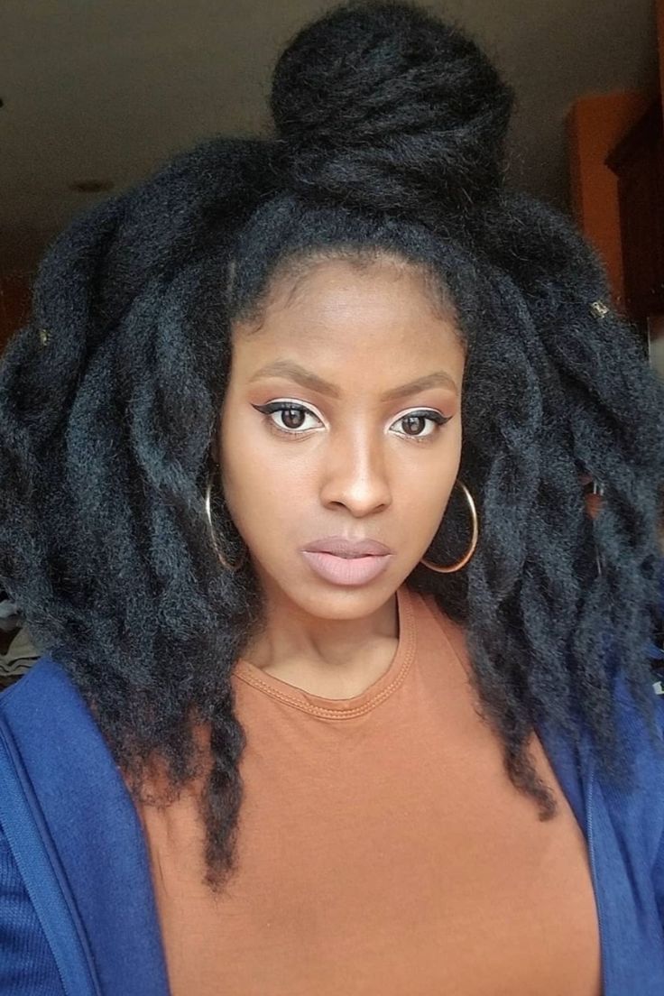 Like the messy bun, a less-than-perfect knot placed high on the top of your head looks cool and on trend. Style by creeative91 on Ig. Natural Hair Blowout, Blowout Hair, Pelo Natural, Natural Hair Beauty, Long Natural Hair, 4c Peinados, Curly Hair Styles, Natural Hair Styles, Pelo Afro