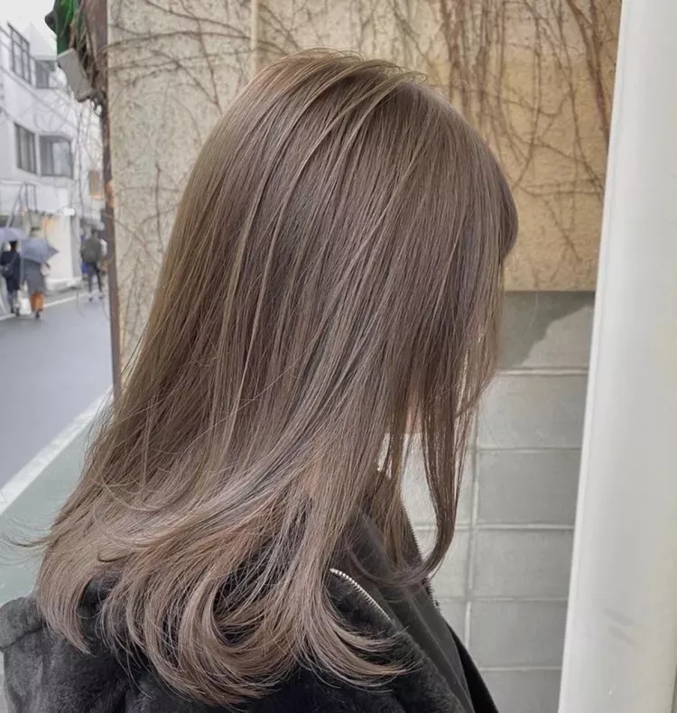 Coloration blond cacao - pour qui cette nuance tendance hiver 2022 ? Comment l'adopter avec brio ? Brown Hair Inspo, Ash Brown Hair Color, Brown Hair Shades, Light Hair Color, Hair Inspo Color, Light Ashy Brown Hair, Korean Hair Color Brown, Mousy Brown Hair, Hair Colors