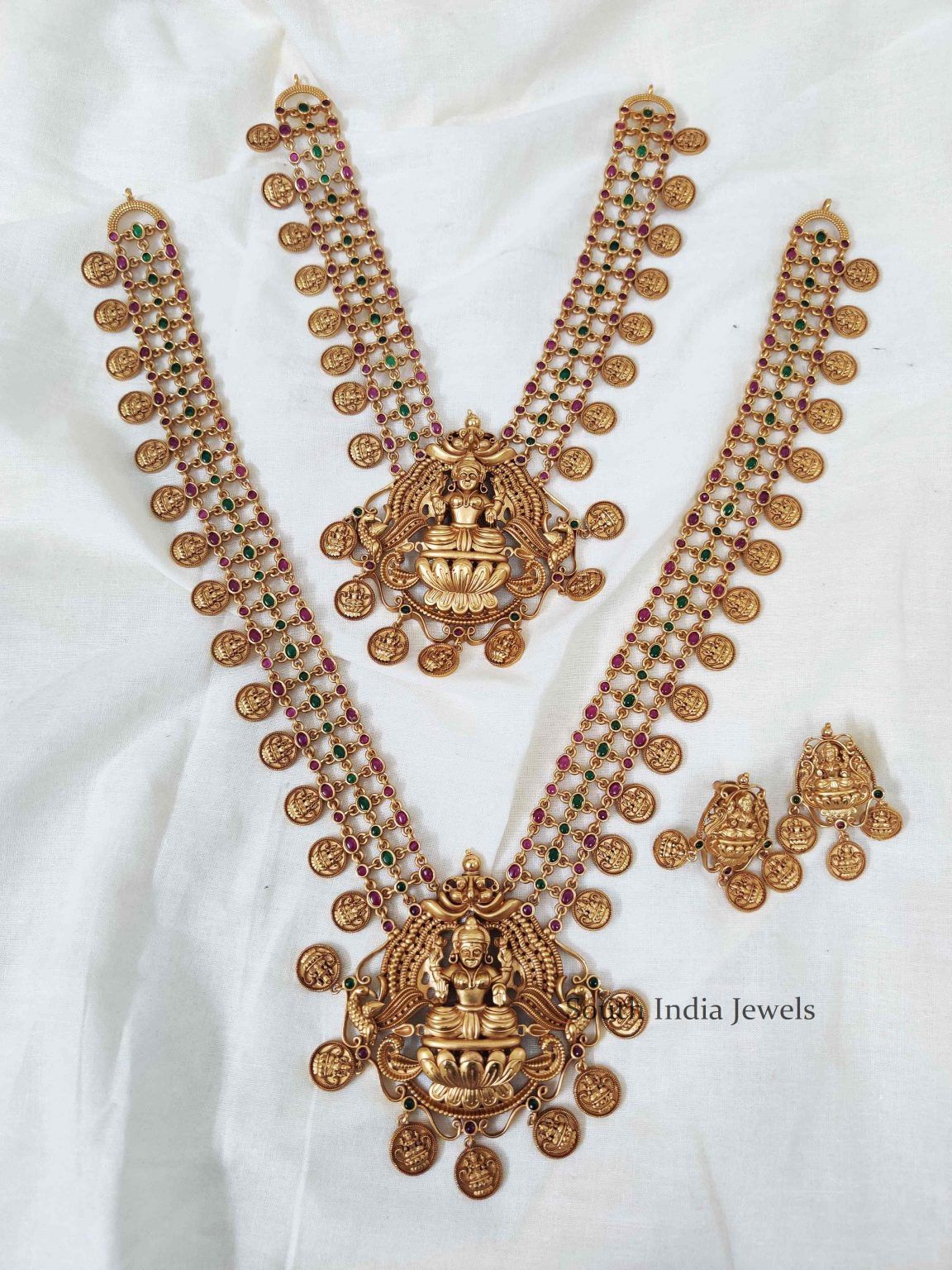 Beautiful Lakshmi Coin Necklace and Haram Antique Gold Jewelry Indian, Indian Jewelry, Coin Necklace, Stone Necklace, Latest Jewellery, Matte Gold, Necklace Designs, Matching Earrings, Bridal Jewelry