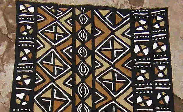 Modderdoek beschermt tegen het kwaad | Lodia Art: kleurrijke Afrikaanse kunst en cadeaus in hartje Den Haag African Textiles, African Fabric, African Art, African Patterns, African Prints, Modern African Decor, Shibori, African Mud Cloth, Textile Patterns
