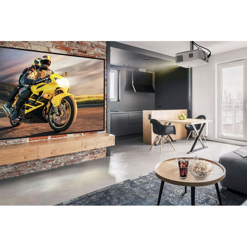 Met de Optoma UHD38 in huis zit je alvast klaar voor de film. Door de 4K resolutie projecteert de beamer haarscherpe beelden en ontsnapt geen detail aan jouw ogen. De constrastverhouding, een getal die het verschil tussen het lichtste wit en het diepste zwart uitdrukt, is 1.000.000:1. Dit is zeer hoog en betekent dat je veel contrast en verschillende kleurtinten ziet. Zo zie je ontelbare tinten in een regenboog of een donkere schaduw. De UHD38 is ook geschikt voor gamen dankzij de input lag van… Gaming Projector, Cinema Experience, Normal Mode, Space Available, Home Theater Projectors, Watch Tv Shows, Noise Levels, Chromecast, Four Corners