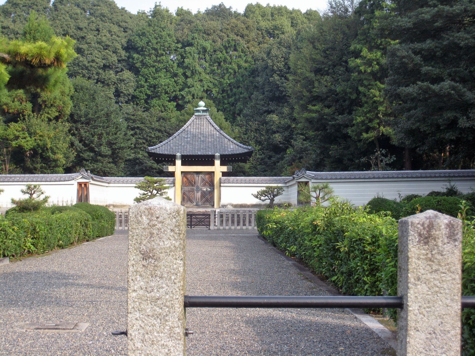 深草北陵 後嵯峨天皇が後深草天皇 時明院統の祖 の弟 亀山天皇 大覚寺統 の皇位継承を望んだため南北朝時代のきっかけを作る事となった 持明院統の後土御門天皇が即位後すぐに応仁の乱が始り天皇は足利義政の室町第へ10年間の避難生活を強いられる 後陽成天皇の 深草北陵 後嵯峨天皇が後深草天皇 時明院統の祖 の弟 亀山天皇 大覚寺統 の皇位継承を望んだため南北朝時代のきっかけを作る事となった 持明院統の後土御門天皇が即位後すぐに応仁の乱が始り天皇は足利義政の室町第へ10年間の避難生活を強いられる 後陽成天皇の