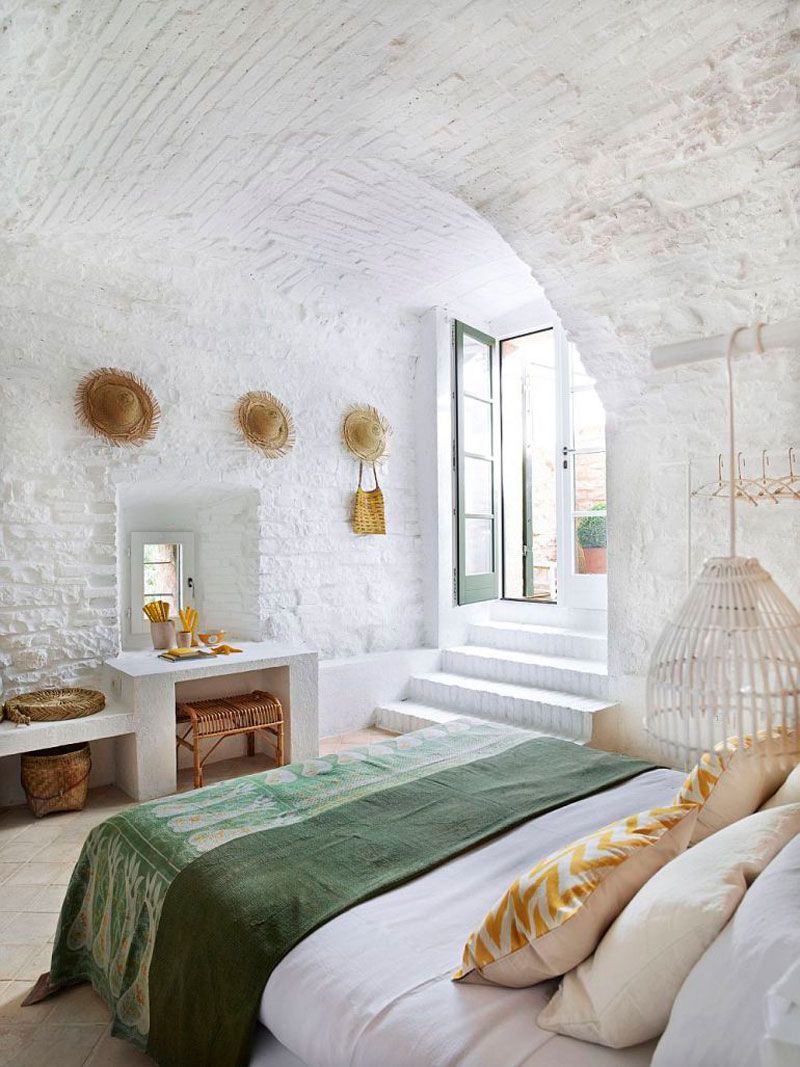 Une chambre avec des chapeaux de paille au mur Dream Bedroom, Home Bedroom, Bedroom Decor, Master Bedroom, Brick Bedroom, Summer Bedroom, Lakehouse Bedroom, Bedroom Ideas, Simple Bedroom