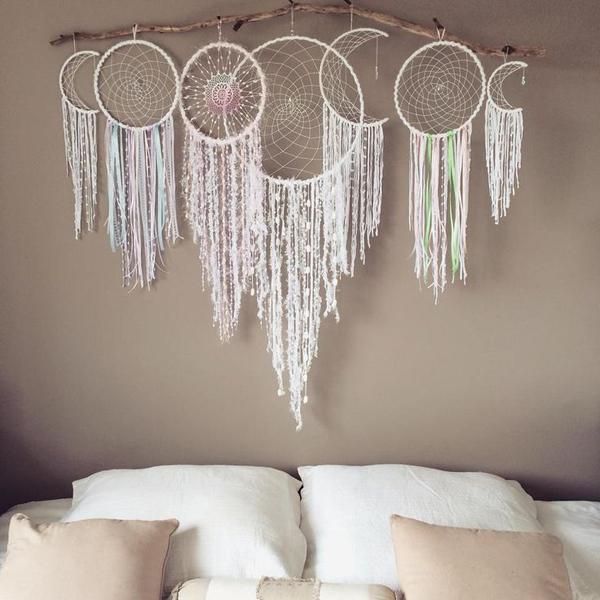 Quer aprender a fazer o seu próprio filtro dos sonhos? Se ligue nesse artigo! A Meditação Te Intriga? Veja 5 Formas De Começar Quer Perfumar A Casa? Veja Dicas De Como Usar Óleos Essenciais Parte da... Dreams Catcher, Dream Catcher Diy, Handmade Home Decor, Diy Home Decor, Home Diy, Atrapasueños Diy, Easy Diy, Los Dreamcatchers, Diy And Crafts