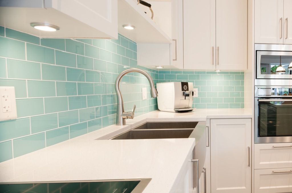 Iabsolutely love the teal backsplash. #SubwayTileBacksplash | Cheap