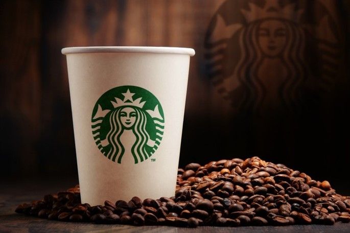 Dünyanın en büyük ve ünlü kahve zincirlerinden Starbucks neredeyse hemen herkesin hayatın dokunmuş bir işletmedir. Kahve severlerin çoğunlukla alternatif bulamadığından onu tercih etmesi veya popüler kültür yüzünden yayılan Starbucks hakkında ilk defa öğreneceğiniz bilgileri topladık. İşte Starbucks hakkında bilmediğiniz, ilginç bilgiler! 1- Çekirdekten başladılar! Starbucks, ilk açıldığında sadece çekirdek halinde kahve satmıştır. Değişik içeceklerle, ticari … Sonrası Kahve Tutkunlarının Best Starbucks Coffee, Healthy Starbucks Drinks, Caffeine Drinks, Bebidas Do Starbucks, Iced Drinks, Spiced Latte, Pumpkin Spice Latte, Cold Brew Coffee, Hot Coffee