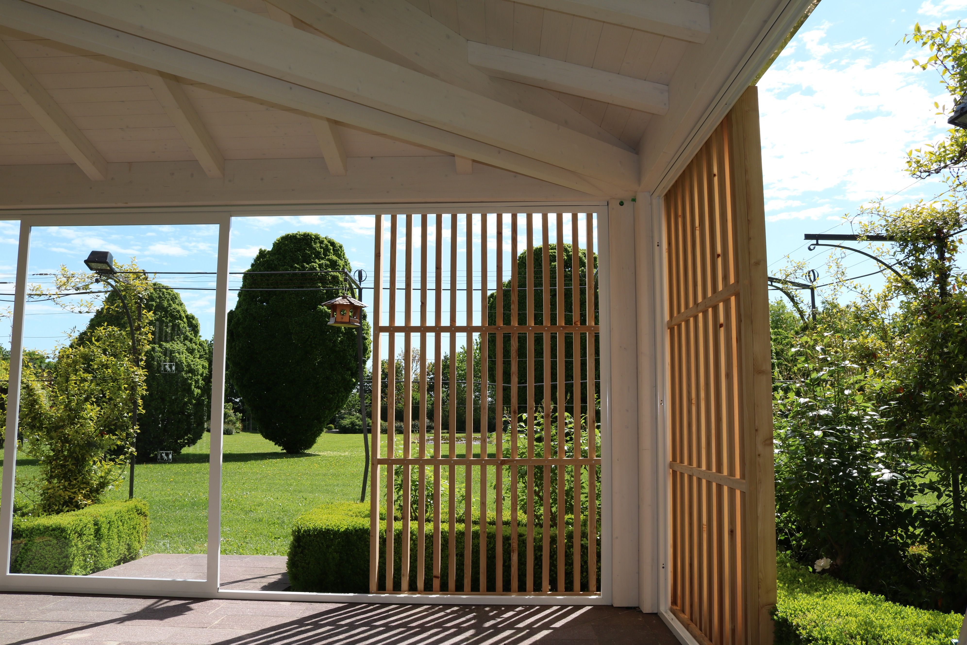 Struttura in legno lamellare di abete con capriata incrociata e ... Brise soleil in legno