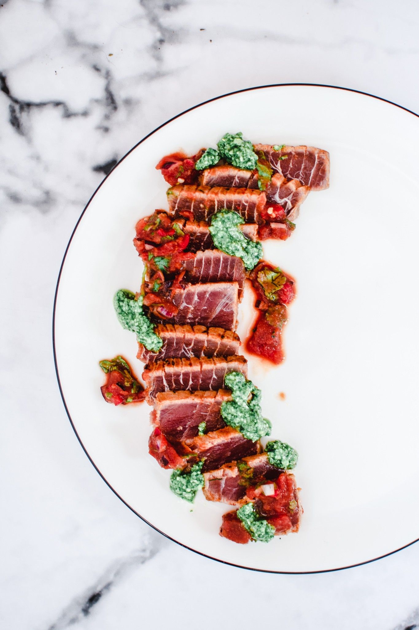 Tonijn tataki | Tonijn, Gegrilde tonijn, Voorgerechten Snel gegrilde sashimi van tonijn of rundvlees (tataki