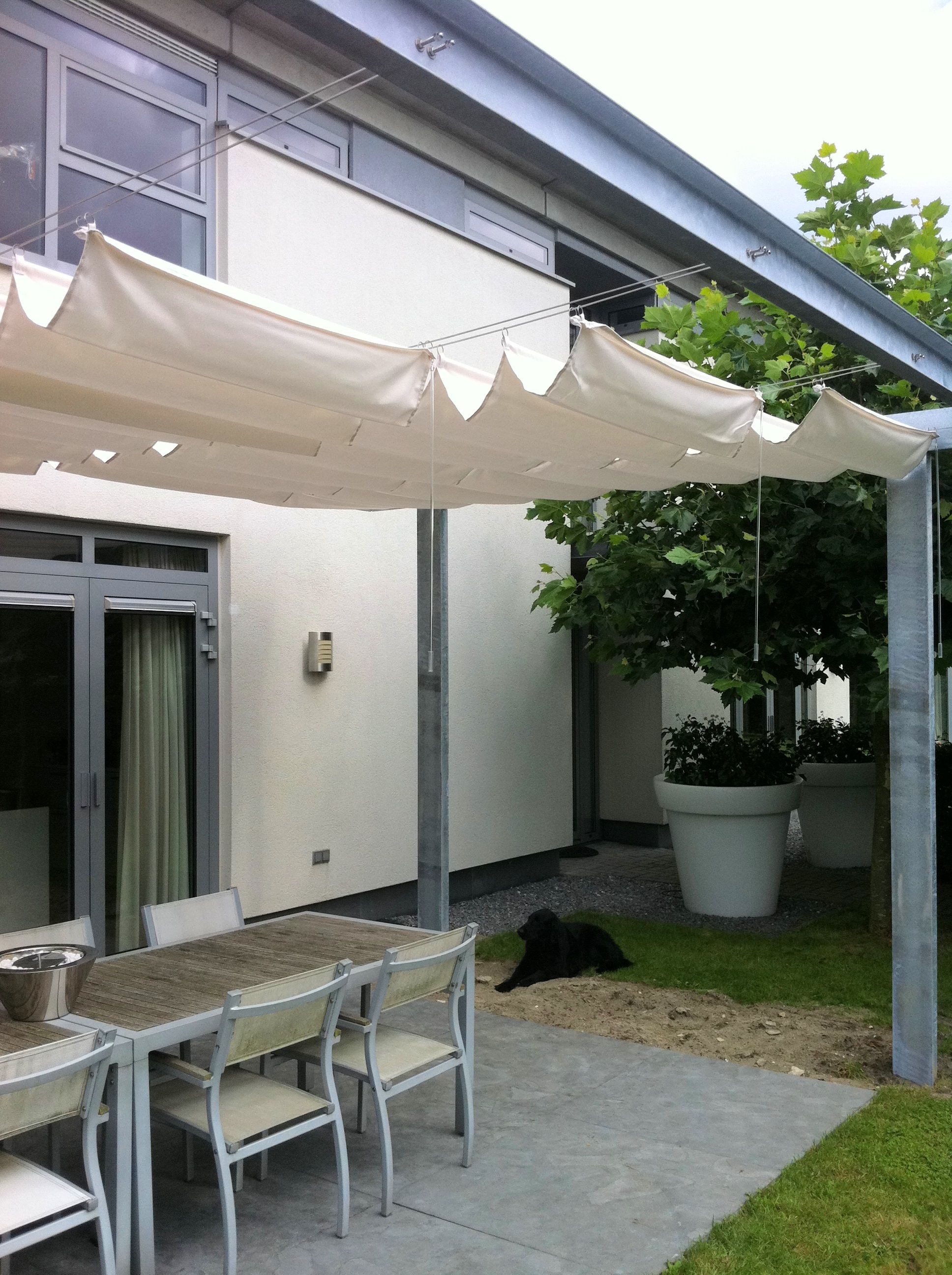 Maatwerk pergola van gegalvaniseerd staal en voorzien van ... Hvid spisebord og stole til salg