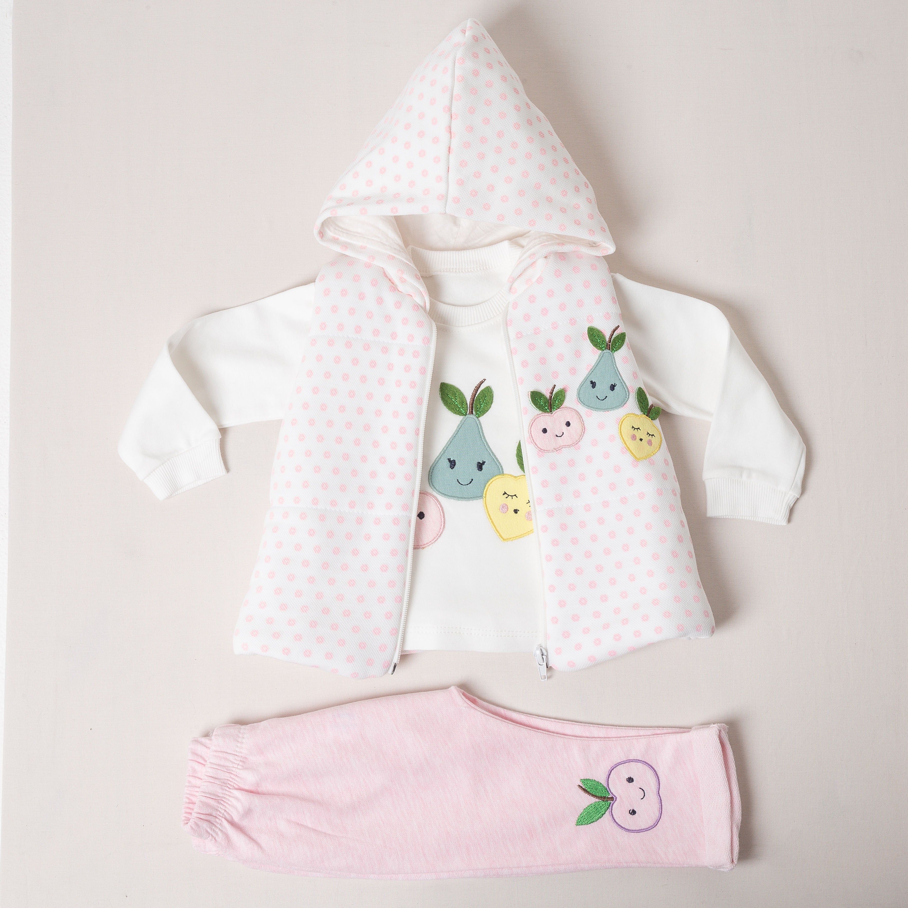 Mantenha a sua bebê delicada e aconchegante com o nosso conjunto Fruits. Confeccionado em algodão, transformando-o em uma peça ideal e estilosa para os dias mais frios. O kit inclui: - 1 camisetinha com detalhes bordados de frutas; - 1 colete forrado com toque super macio; - 1 calça com delicado bordado. Cor: Rosa Composição: 100% algodão Toque, 1, Products, Pink Color, Vest Coat, Needlepoint, Gadget