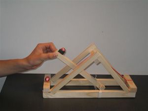 KidZlab.nl Grote katapult | Knutselen met hout, Katapult Zelf katapult maken | knutselen met ijsstokjes | eenvoudig