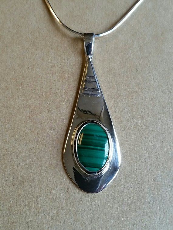 Cabachon de malaquita en una moderna cadena de plata de ley con anillo.