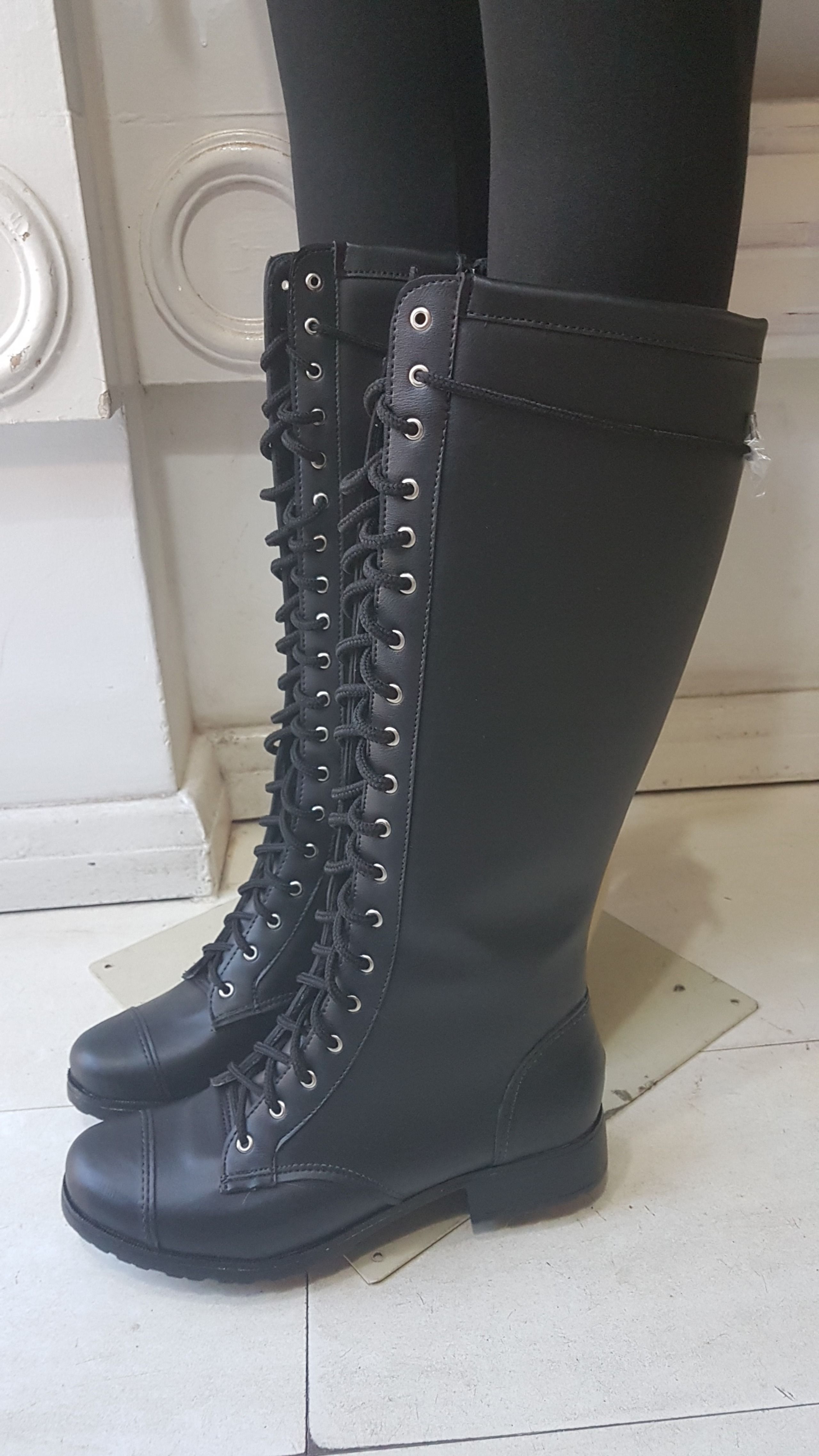 Bota coturno cano alto #moda #fashion #bota #coturno #botafeminina #botacanoalto #inverno #dark #gotica #gothic… | Coturno, Bota feminina sem salto, Botas femininas