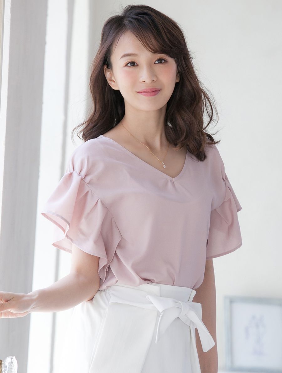 舞川あいく、Vネックデザインフリルブラウス。大人女子のシンプルコーディネートを