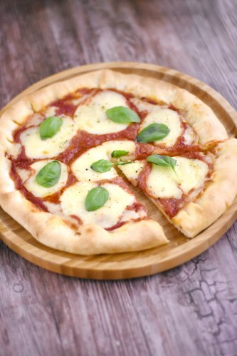 Pate A Pizza Au Yaourt Pizza Epaisse Et Moelleuse Recette Pizza 4 Fromages Pate A Pizza Recettes De Cuisine