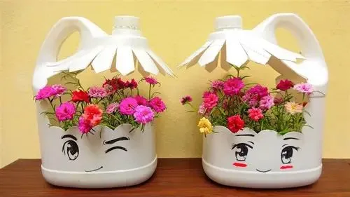 Fun DIY Plastic Bottle Pots - 36 amazing Inspirational Ideas | My desired home Plastic Container Crafts, Plastic Bottle Planter, Plastic Bottle Crafts, Plastic Bottles, Plastic Containers, Plastic Recycling, Recycling Containers, Diy Crafts Hacks, Diy Home Crafts