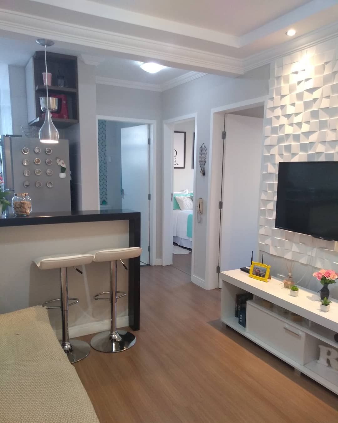 Decoração de sala simples e barata: dicas e inspirações para repaginar Home Decor Ideas Living Room Apartment, Small Apartment Interior, Small House Interior Design, Home Design Decor, Home Room Design, Home Decor Kitchen, Apartment Design, House Design, Small House Layout