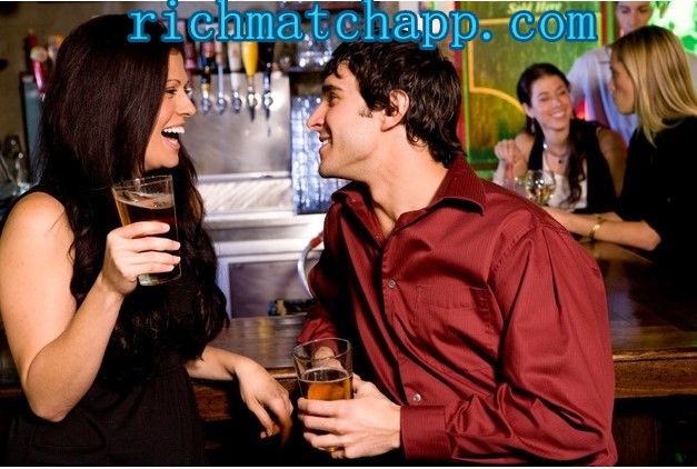 Mann flirtet mit freundin