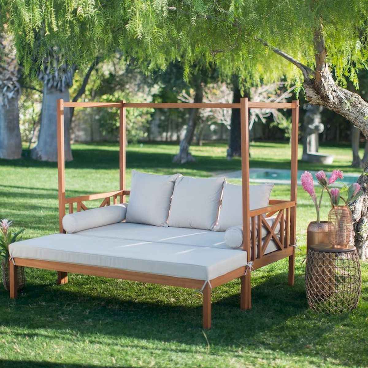 Ces jardins nenni sont foulée seulement malgré les pelouses ensuite les sol de...