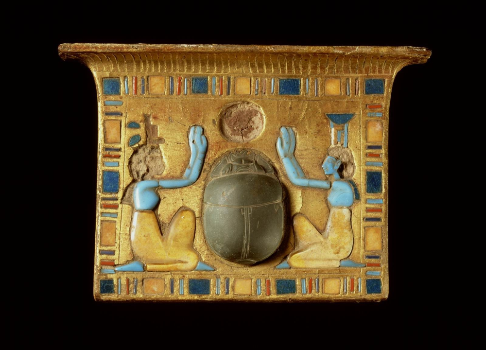 Pectoraal met Isis en Nephthys | Rijksmuseum van Oudheden Ancient Egyptian, Ancient Art, Egyptian Art, Ancient Egypt Activities, Egypt Poster, Egypt Hieroglyphics, Library Of Alexandria, Mystical World, Book Of The Dead