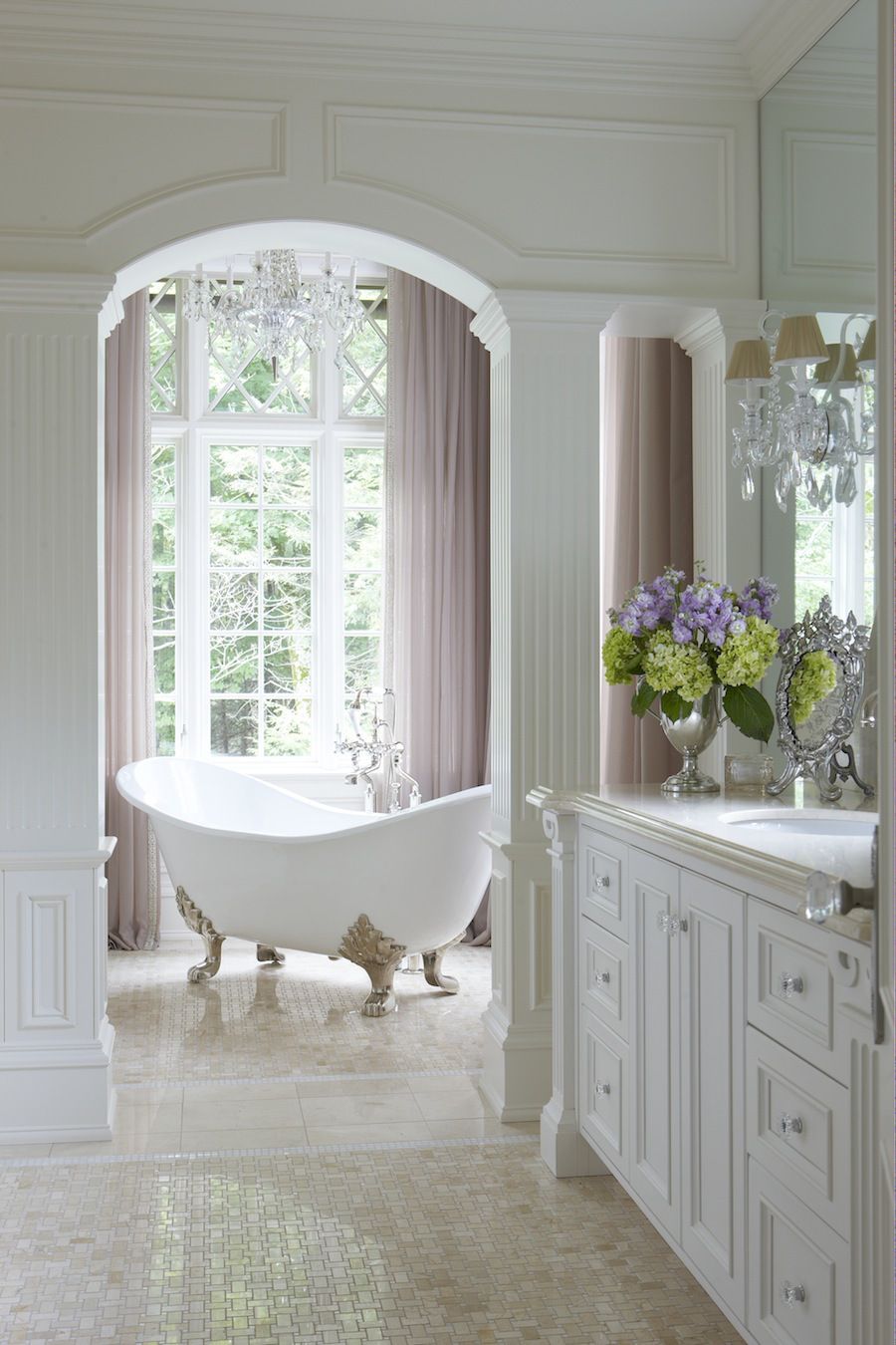 Fabulous & classic bathroom - This pretty claw foot tub sits in a niche with a lovely view! Bad Inspiration, Bathroom Inspiration, Interior Inspiration, Dream Bathrooms, Beautiful Bathrooms, Beautiful Kitchens, Gorgeous Bathroom, Bathrooms Luxury, Master Bathrooms