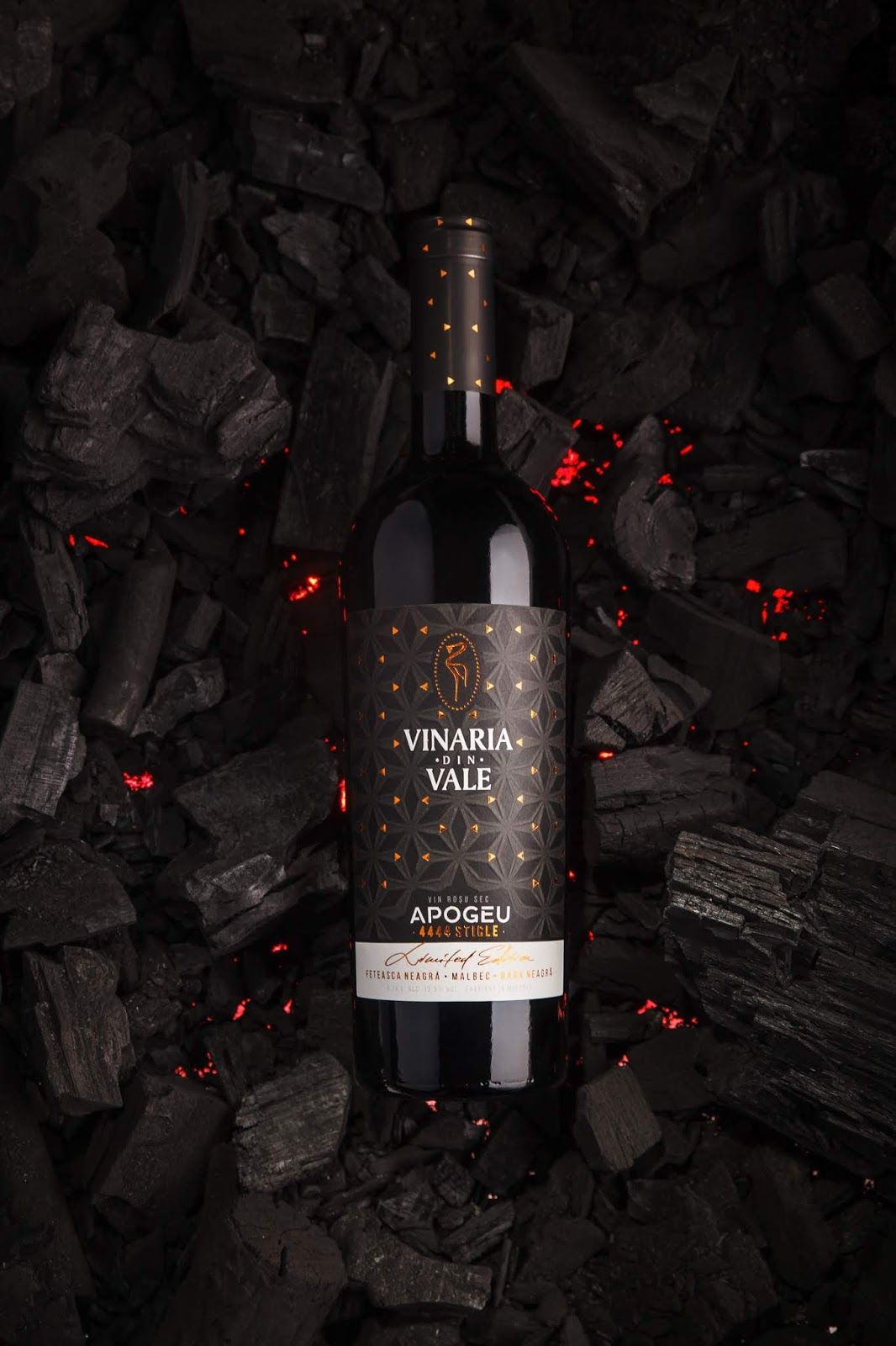 Apogeu on Packaging of the World - Creative Package Design Gallery Beer Label Design, Wine Design, Bottle Design, Wine Bottle Photography, Beer Photography, Product Photography, Fragrance Photography, Wine Bottle Labels, Bottle Bottle