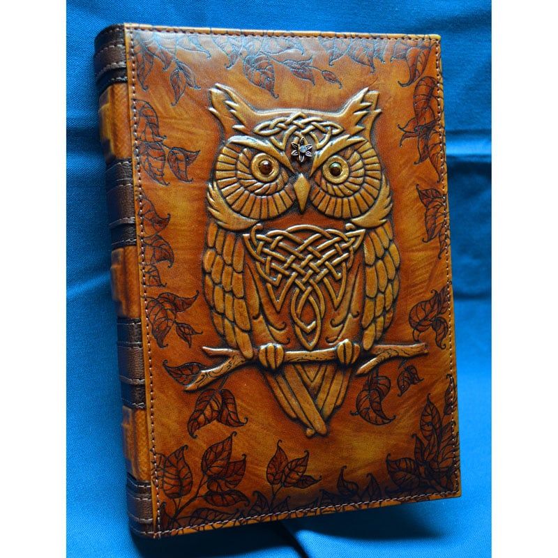 Авторский ежедневник в подарок WISE OWL brown leather будет редким и трендовым памятным даром настоящему эстету и бизнесмену ко дню рождения, новогодним праздникам или корпоративному событию. Ежедневник "МУДРАЯ СОВА" изготовлен из натуральной кожи. Ручное авторское тиснение 3D. Чернение, прожиг, оттенение придают ежедневнику особый стиль и шарм. Обложка - съемная. Размер ежедневника - А5. Отличный подарок как для женщины, так и для мужчины.Авторский кожаный ежедневник купить Украина в Tooled Leather Wallet, Leather Tooling, Leather Notebook, Leather Journal, Pewter Art, Book Cover Diy, Leather Carving, Wise Owl, Owl Art