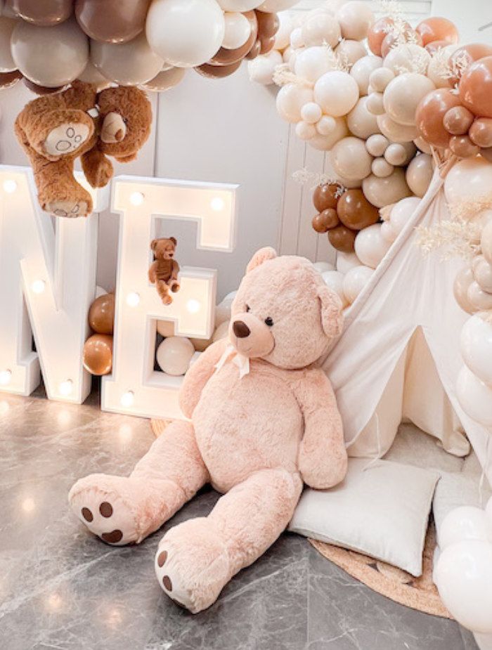 Snuggle up to this Teddy Bear Birthday Party by Elin Hughes-Jones of The Hire Hun, out of North Wales, UK! Featuring a modern and stunning neutral-colored color palette and the cuddliest of friends, this event is magical to the end! So scroll on and be sure to spot these party elements that are top-notch: Teddy Bear Ceiling Balloon Install ONE Marquee Light Letters Teddy Bear Tent Neutral-colored Balloon Arch The post Teddy Bear Birthday Party appeared first on Kara's Party Ideas. Teddy Bear Birthday Theme, Boy Birthday Parties, 1st Birthday Girls, Birthday Ideas, Birthday Cakes, Tween Parties, Teddy Bear Girl, Bear Decor, Mickey Mouse Party