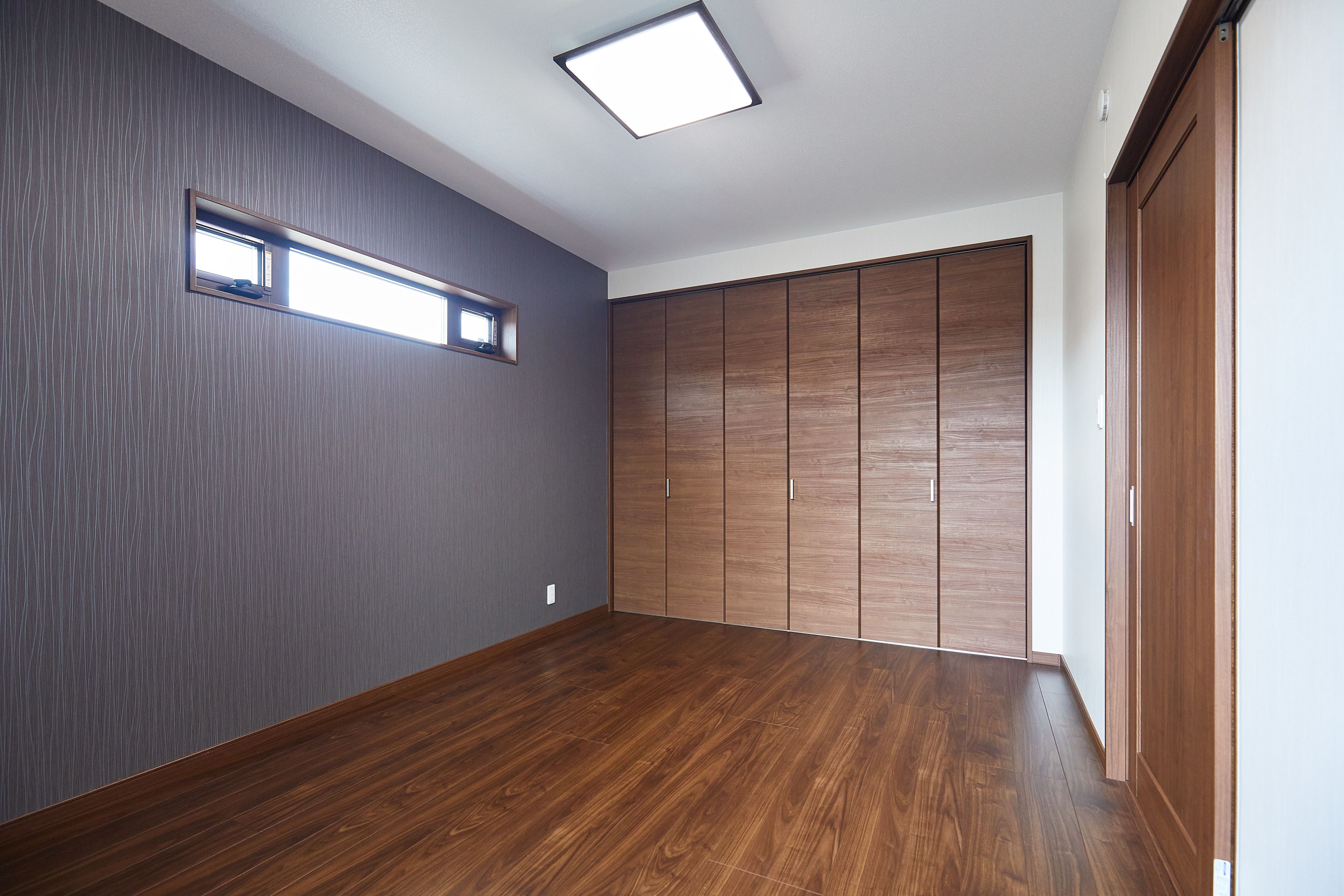 横長の3連窓もお部屋のアクセントになりますね シンプルな家 部屋 家 横長の3連窓もお部屋のアクセントになりますね シンプルな家 部屋 家