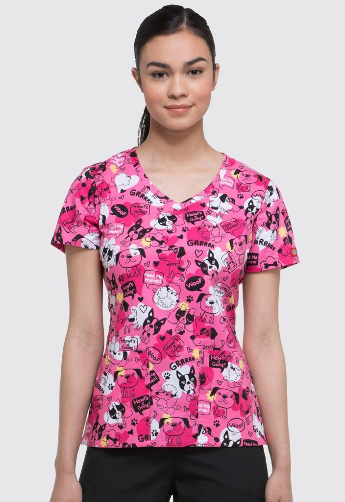 TOP #UNIFORMEMÉDICO MUJER #ESTAMPADO #DICKIES #HealthCompany Cherokee, Scrubs Nursing, Nurse Scrubs, Best Graphics, Funny Games, Dickies, V Neck Tops, Floral Tops, Blouse