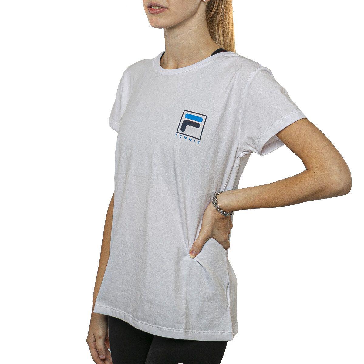 Remera mangas cortas para mujer fila oficial de asociación argentina de tenis.
esta modelo mide 168cm, usa talle s. su pecho mide 85cm y su cintura 57cm. Fila, Mens Tops, T Shirt, Products, Fashion, Templates, Short Sleeves, Argentina, Tennis